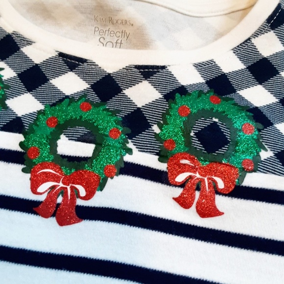 Kim Rogers Christmas Top 3/4 Sleeve Blue White Sz P/S Sparkly Green Wreaths - Picture 2 of 10
